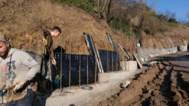 Hamza Caddesi'nde Perde Duvar Yapımı Devam Ediyor