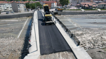 2. Köprüde Asfalt Kaplama, Şehit Çavuş Bilal Yaman Sokak'ta Parke Kaplama Çalışmaları