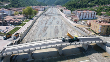 2. Köprüde Asfalt Kaplama, Şehit Çavuş Bilal Yaman Sokak'ta Parke Kaplama Çalışmaları