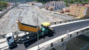 2. Köprüde Asfalt Kaplama, Şehit Çavuş Bilal Yaman Sokak'ta Parke Kaplama Çalışmaları