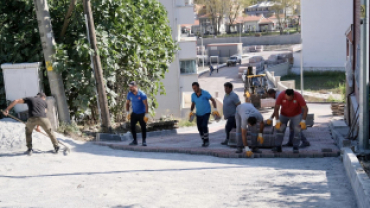 Merkez Mahallesi Yılmaz Semti Demirciler Sokak’ta parke kaplama Çalışmaları Devam Ediyor