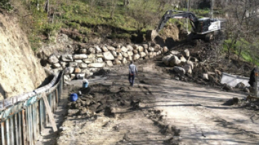 Çakmak Sokak'ta Perde Duvar ve Yol Genişletme Çalışmaları