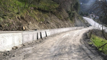 Çakmak Sokak'ta Perde Duvar ve Yol Genişletme Çalışmaları